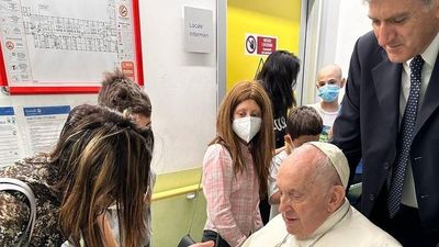 El Papa visita el área de oncología infantil en la víspera de su alta hospitalaria