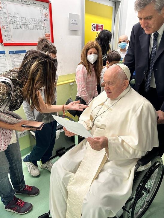 El Papa visita el área de oncología infantil en la víspera de su alta hospitalaria