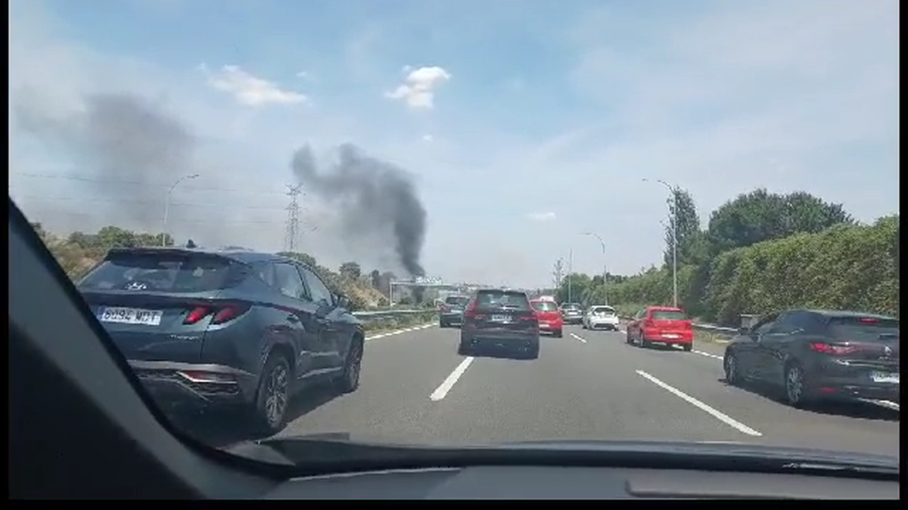 Gran atasco en la M-40, cerca de Pozuelo, por el incendio de un coche