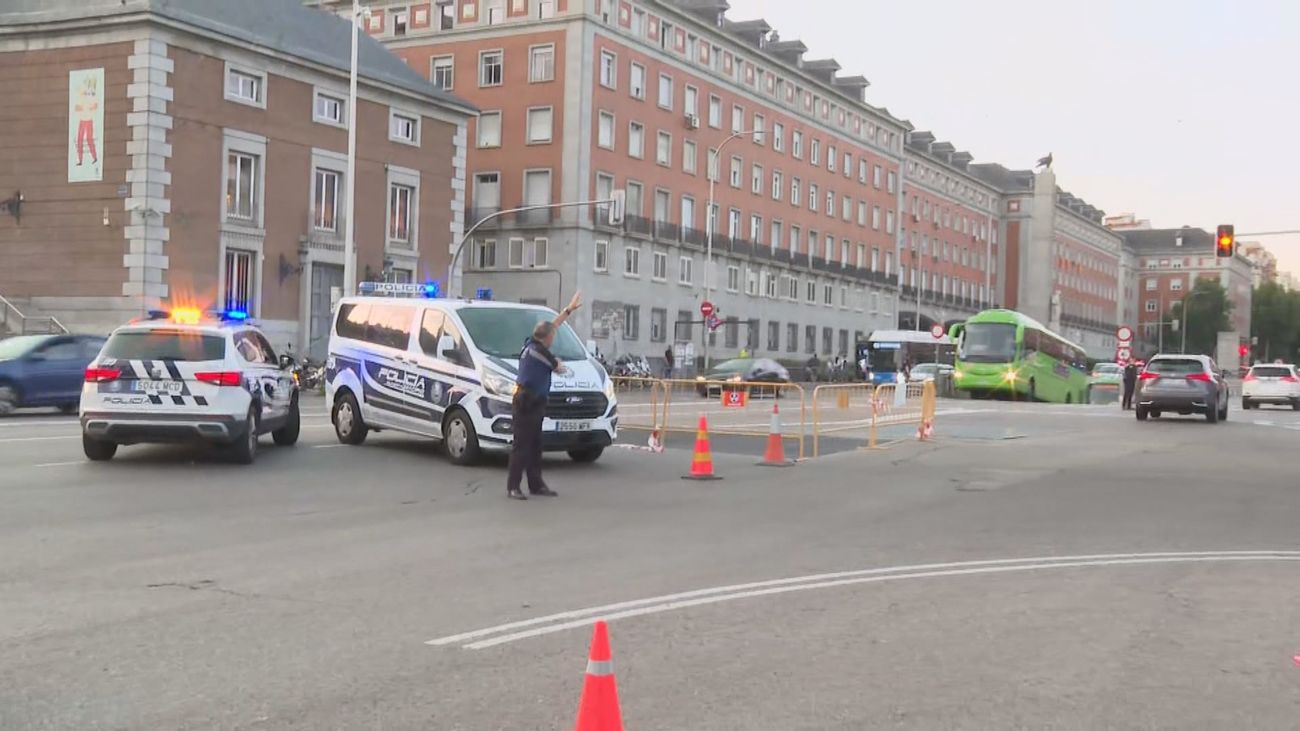 El hundimiento de unas rejillas de ventilación provoca problemas de tráfico en la calle Princesa