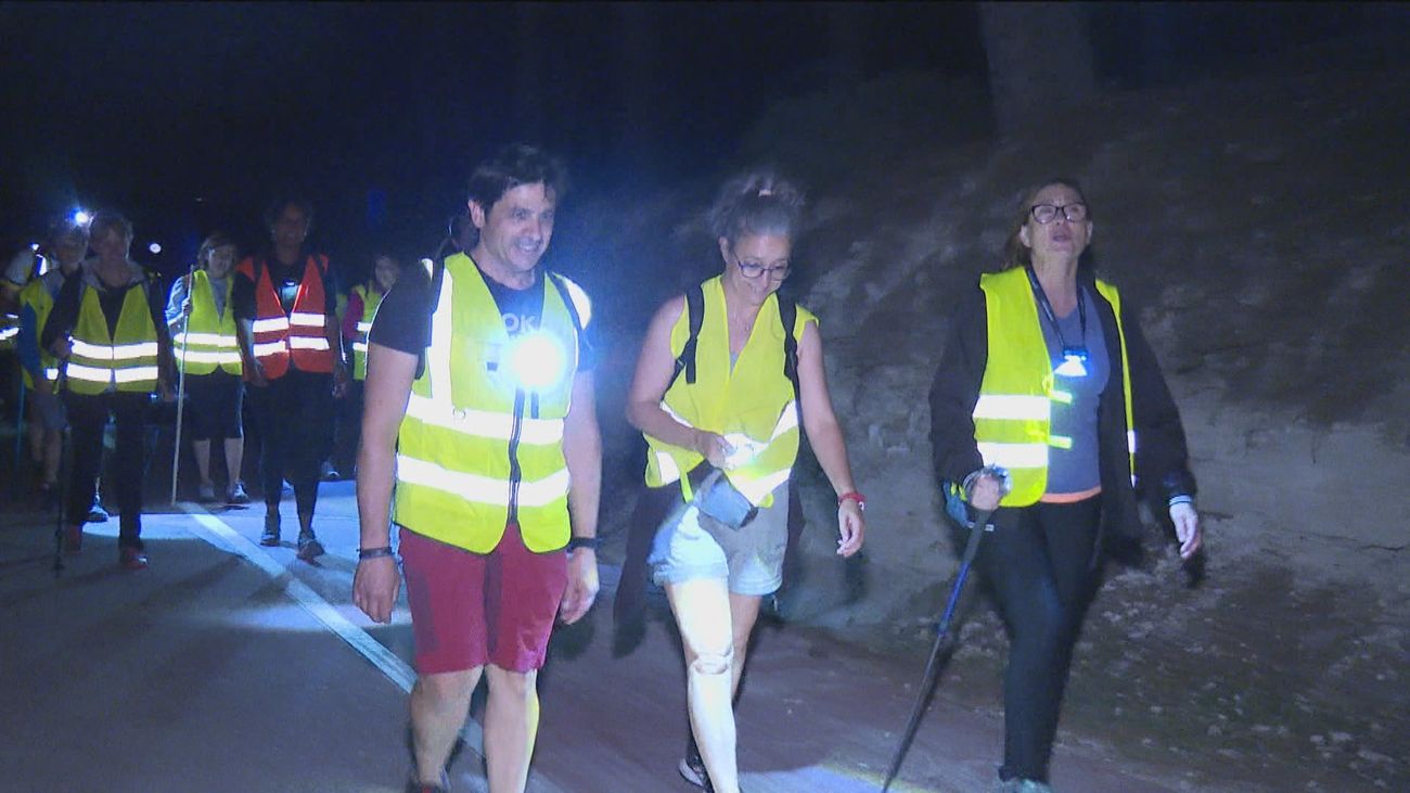 Vecinos de Villaconejos hacen su peregrinación nocturna al Cerro de los Ángeles