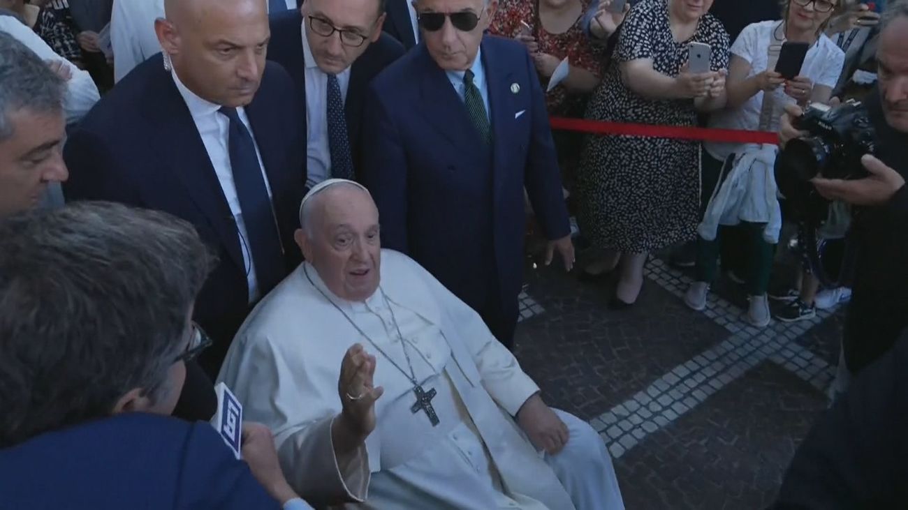 El papa Francisco, tras ser dado de alta: "Estoy todavía vivo" y con "tanto dolor por los migrantes"