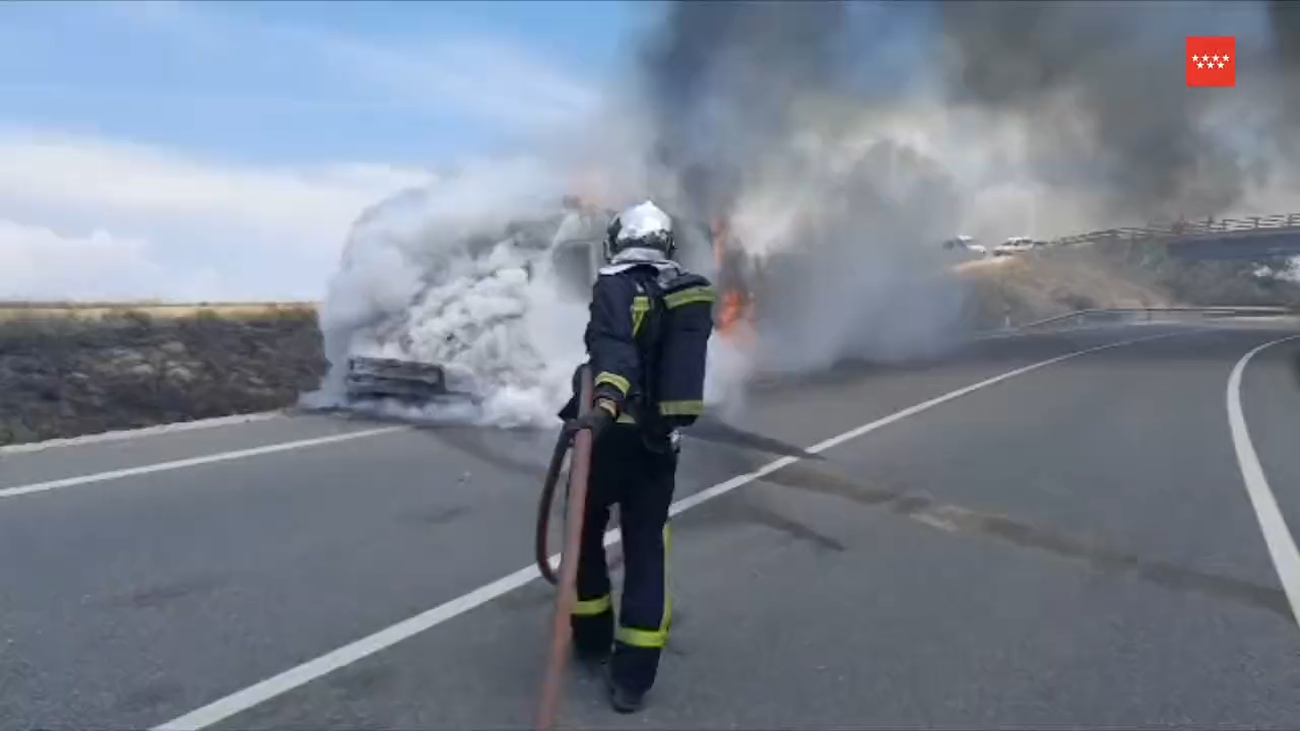 Sofocado el incendio de un vehículo con material sanitario en Navalcarnero