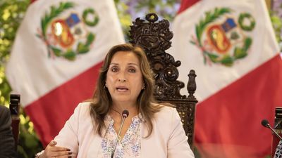 Boluarte anuncia que se mantendrá en la Presidencia de Perú hasta el fin de su mandato