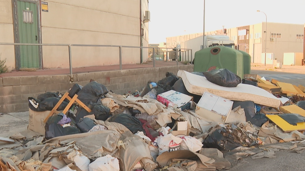 Un polígono de Valdemoro, convertido en un vertedero