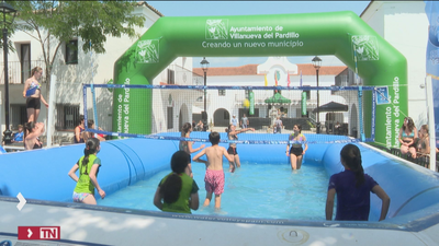 Villanueva del Pardillo se olvida del calor con el watervoley