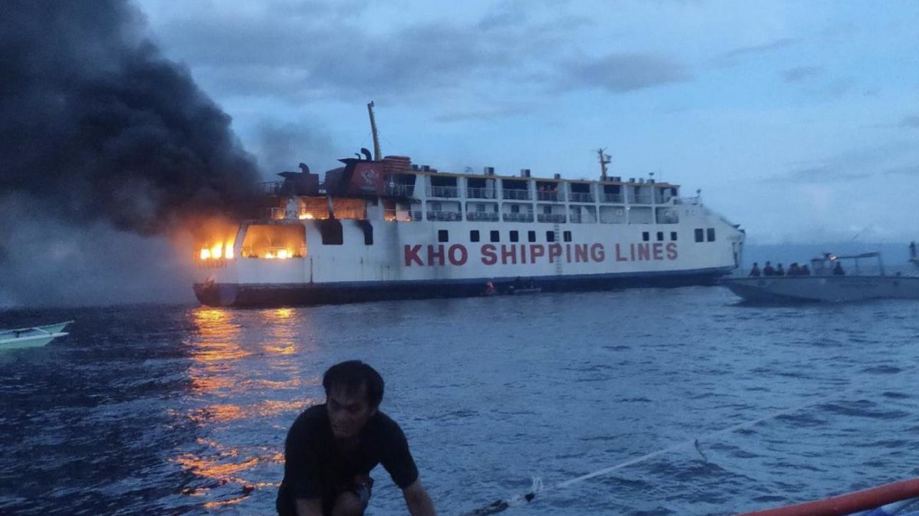 Rescatan al menos a 120 personas tras incendiarse un barco en Filipinas
