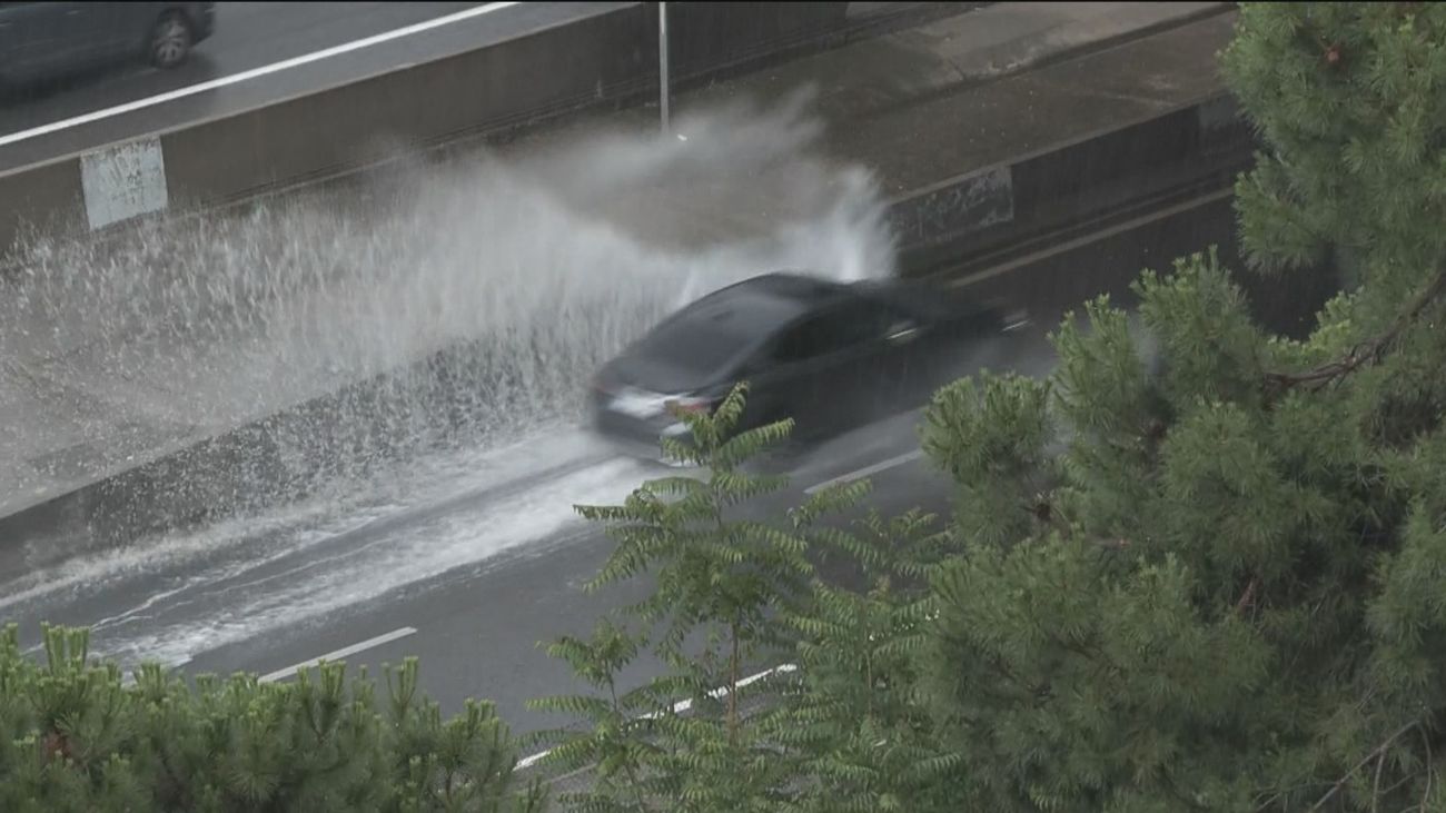 El 112 recomienda a los conductores que adelanten su regreso a Madrid por las tormentas