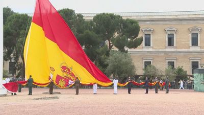 Homenaje a Felipe VI con el izado solemne de bandera en la plaza de Colón de Madrid