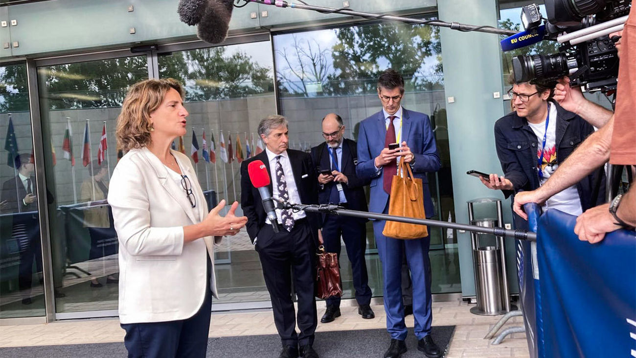 La ministra española para la Transición Ecológica, Teresa Ribera, atiende a los medios