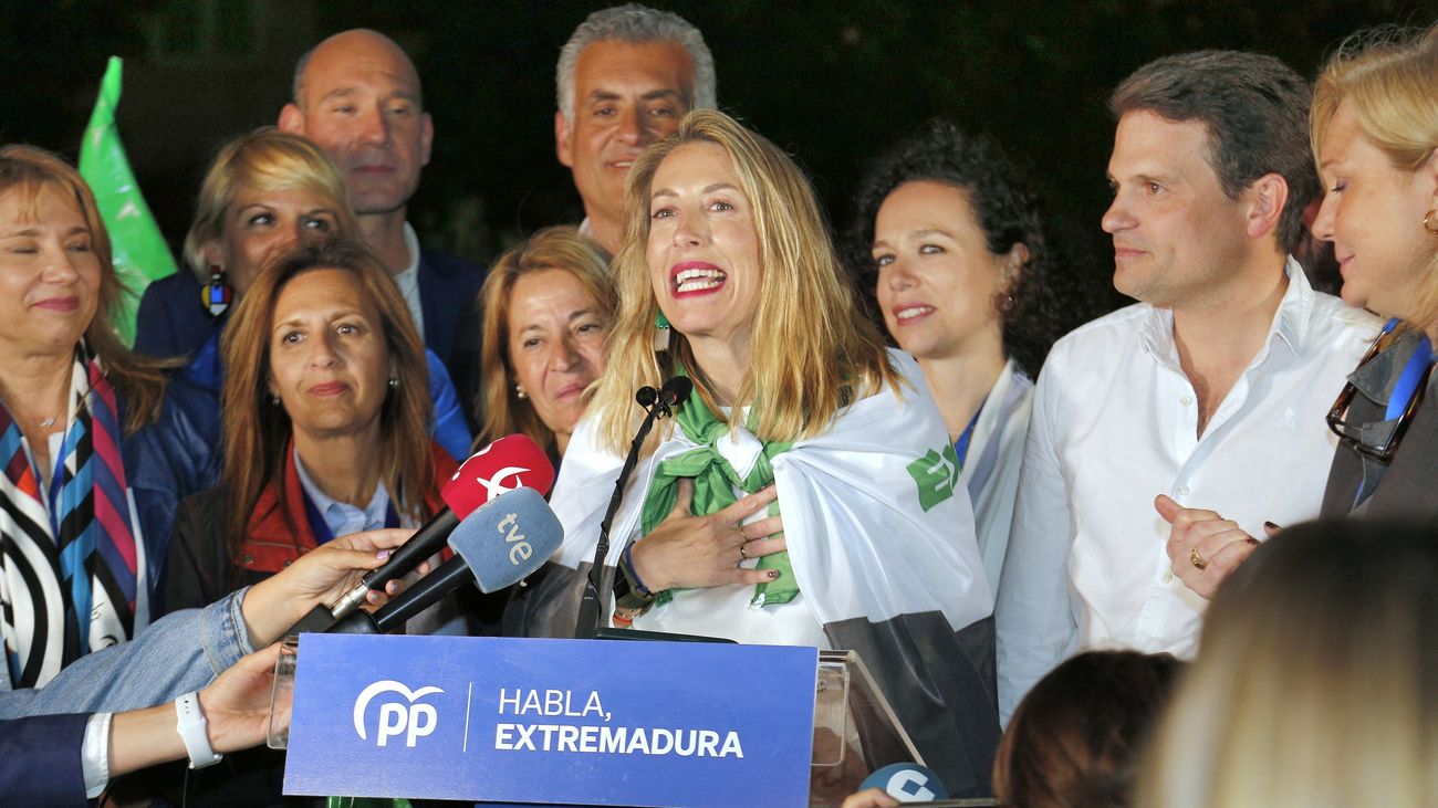 La candidata del PP a la Presidencia de la Junta de Extremadura, María Guardiola (c), atiende a medios durante el seguimiento de la jornada electoral en la sede del PP de Mérida, a 28 de mayo de 2023