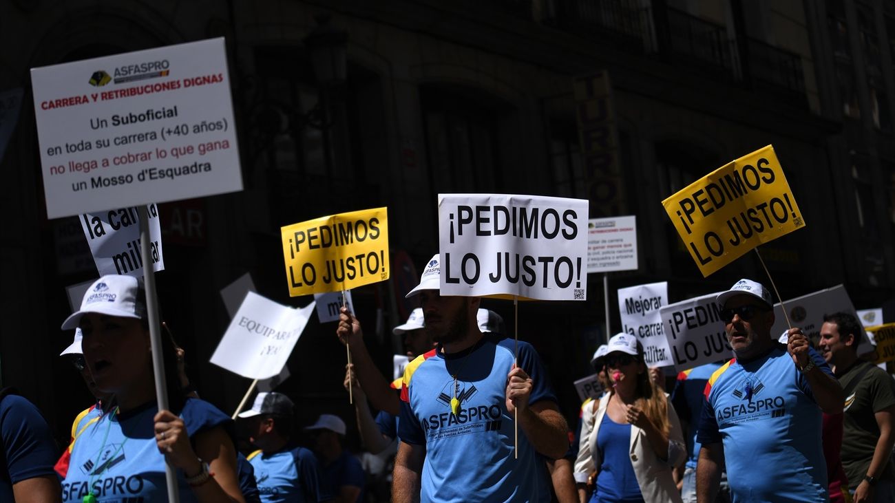 Concentración de militares frente al Congreso de los Diputados para pedir mejoras salariales y laborales