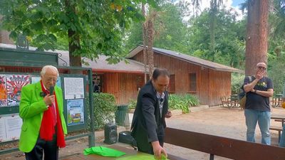 El Padre Ángel inaugura la primera 'mesa verde' de El Retiro contra la soledad