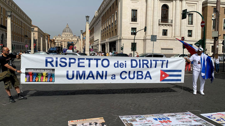 Protesta contra el encuentro entre el papa Francisco y el presidente de Cuba, Miguel Díaz-Canel / EFE