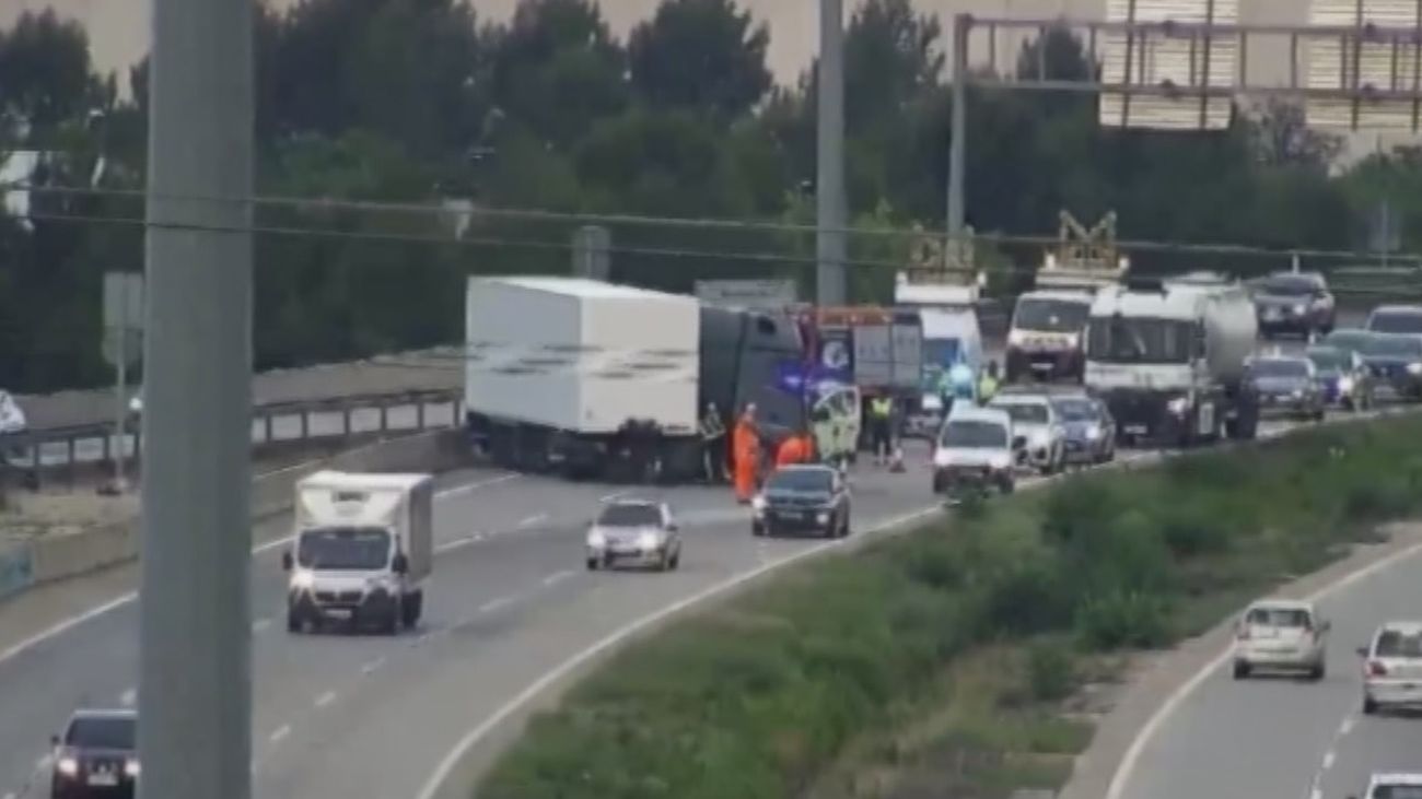 El vuelco de un camión provoca grandes retenciones en la M-50 a la altura de Getafe