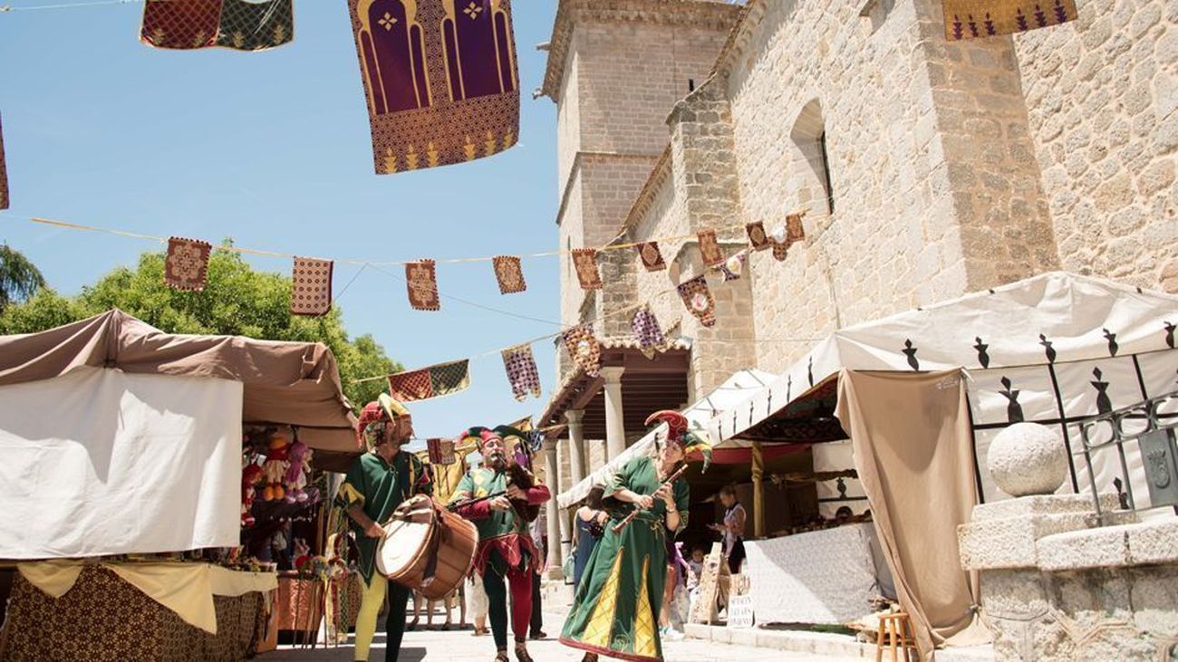 Bufones, hechiceros y acróbatas trasladan a Colmenar al Medievo