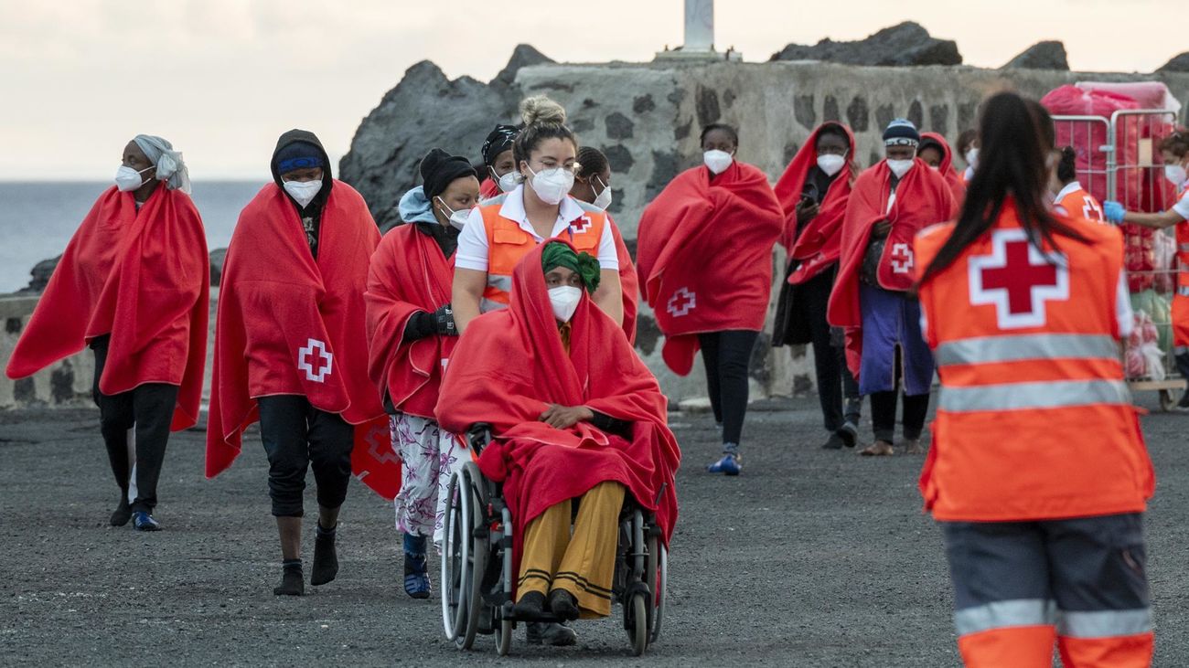 Rescatadas más de 100 personas a bordo de dos pateras en aguas próximas a Lanzarote