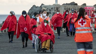Rescatadas más de 100 personas a bordo de dos pateras en aguas próximas a Lanzarote