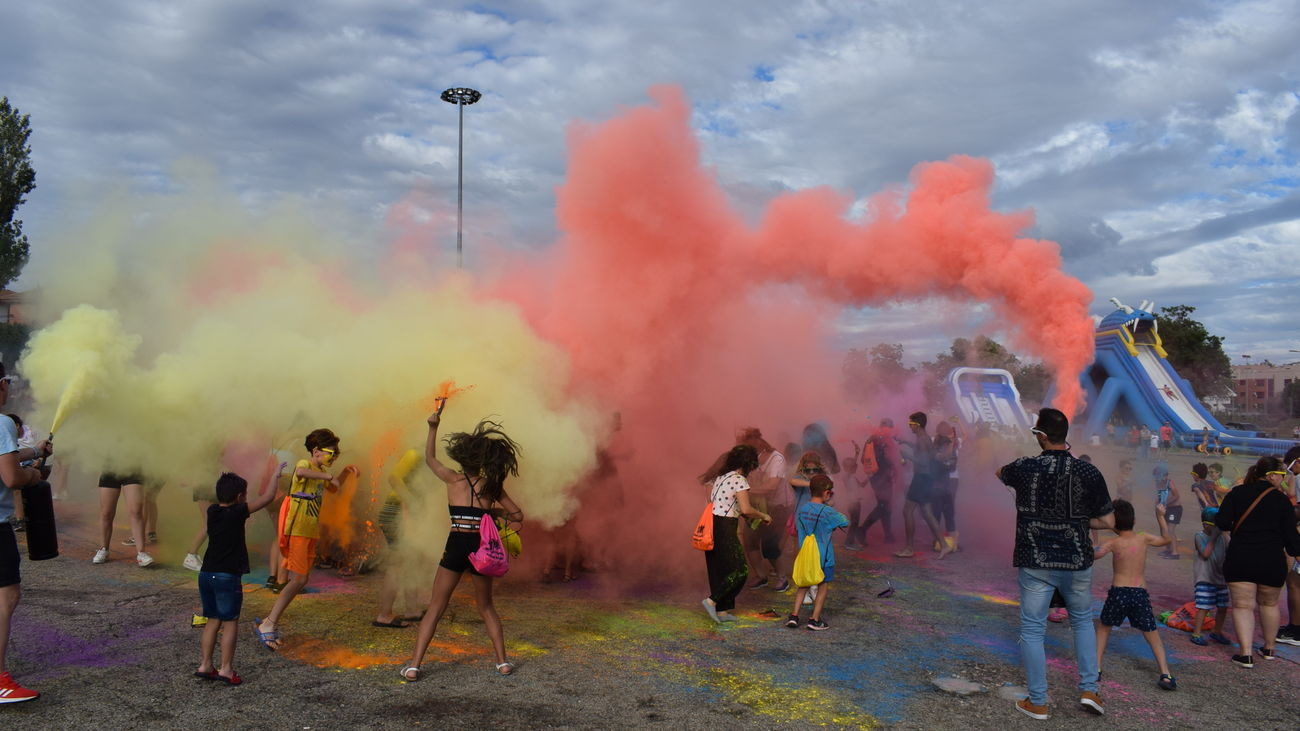 Celebración con polvos holi en Mejorada del Campo