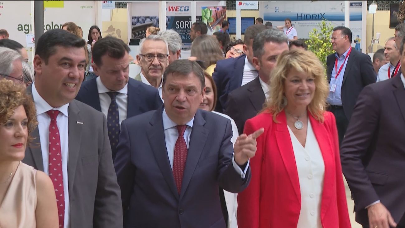 Planas se reúne con el sector de la fresa y declara que Doñana "tiene que ser un activo, no  un problema"