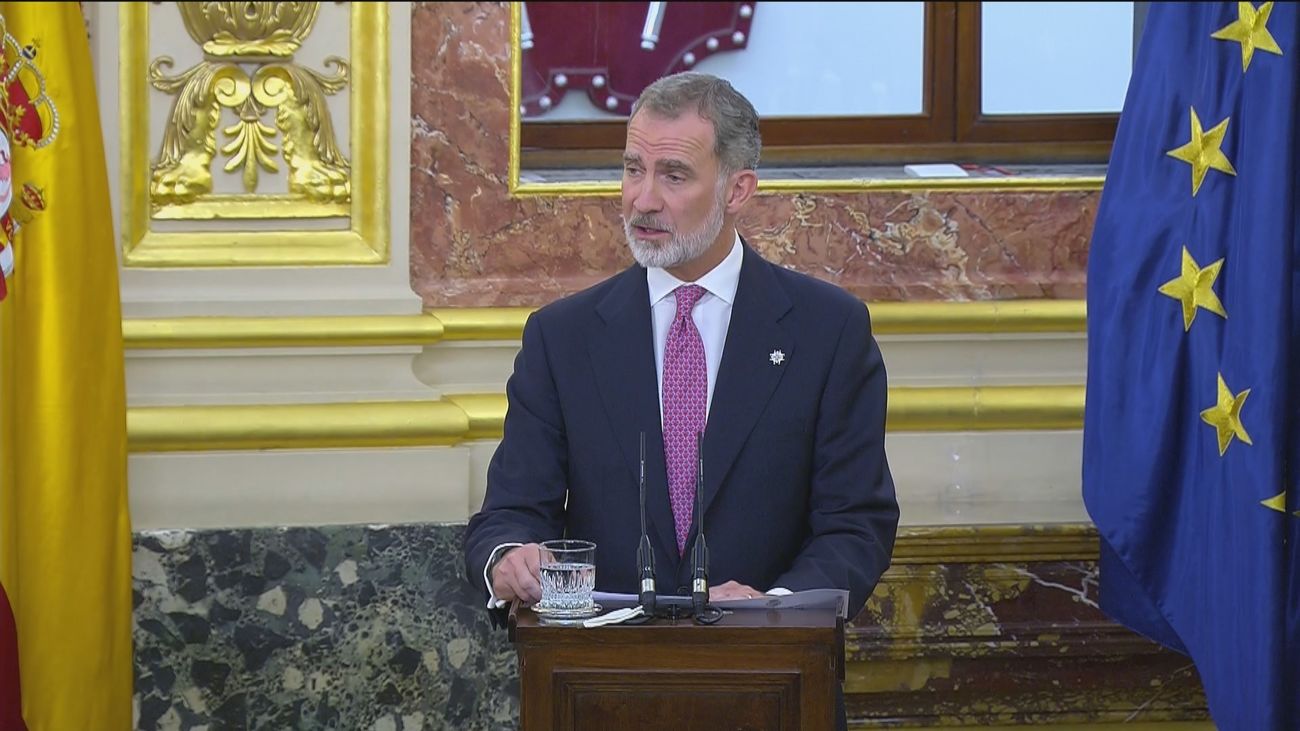 Felipe VI entrega la Medalla del Congreso a todos los presidentes desde la Transición