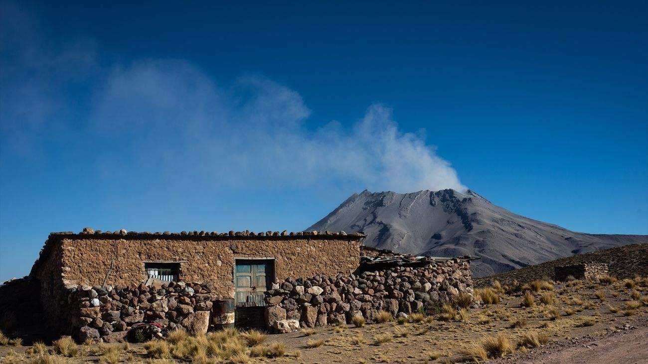 El volcán Ubinas de Perú en nuevo proceso de erupción