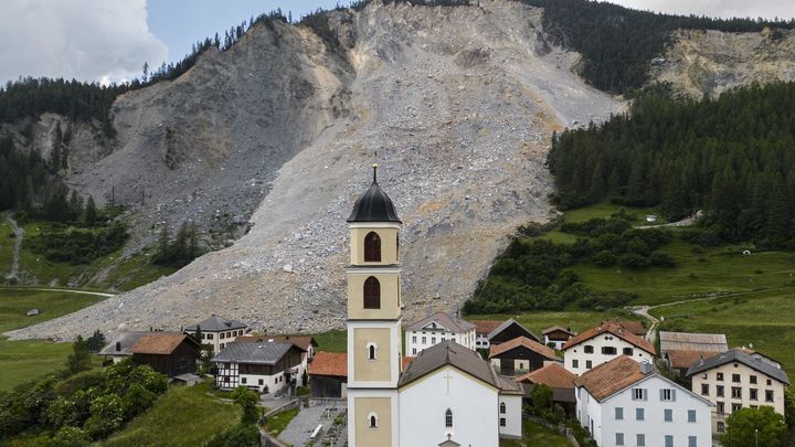 La localidad alpina de Brienz con la montaña derrumbada en segundo plano / EFE