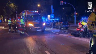 Un motorista, grave tras chocar contra un VTC en el centro de Madrid