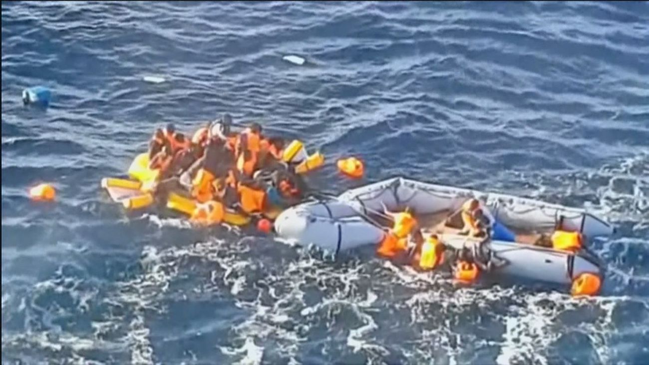 Zozobra una patera tras una noche esperando la ayuda de Marruecos