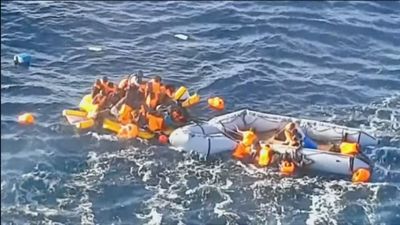 Zozobra una patera tras una noche esperando la ayuda de Marruecos