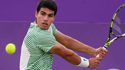 Alcaraz, a semifinales en Queen's tras vencer a Dimitrov