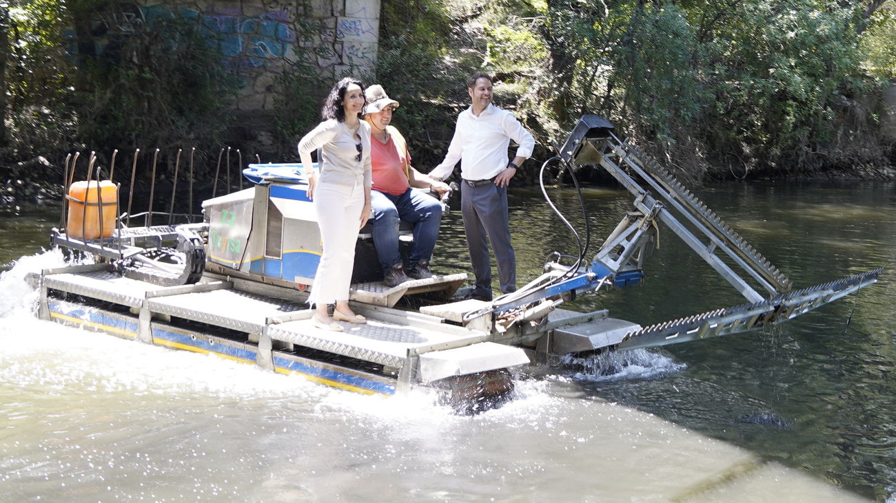 Torrejón pone en marcha su barco anfibio contra los mosquitos en el río Henares