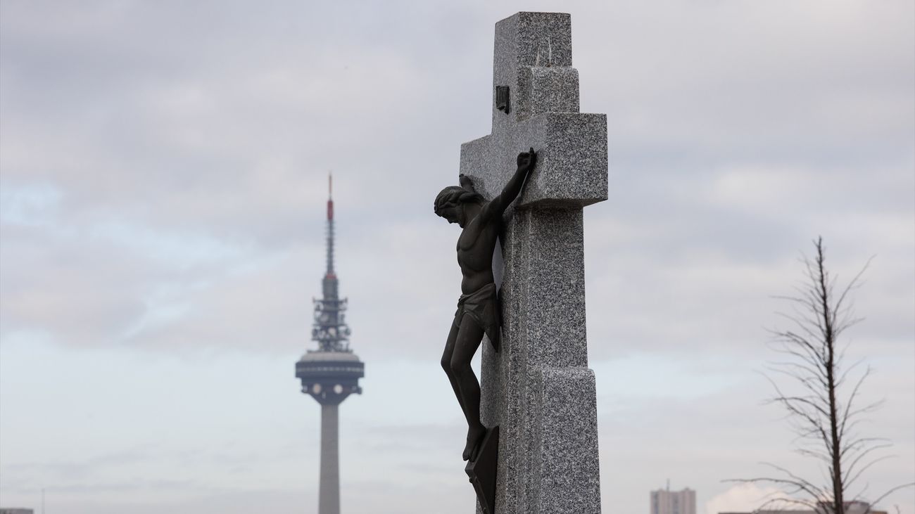 Un Cristo en una lápida en el cementerio de La Almudena