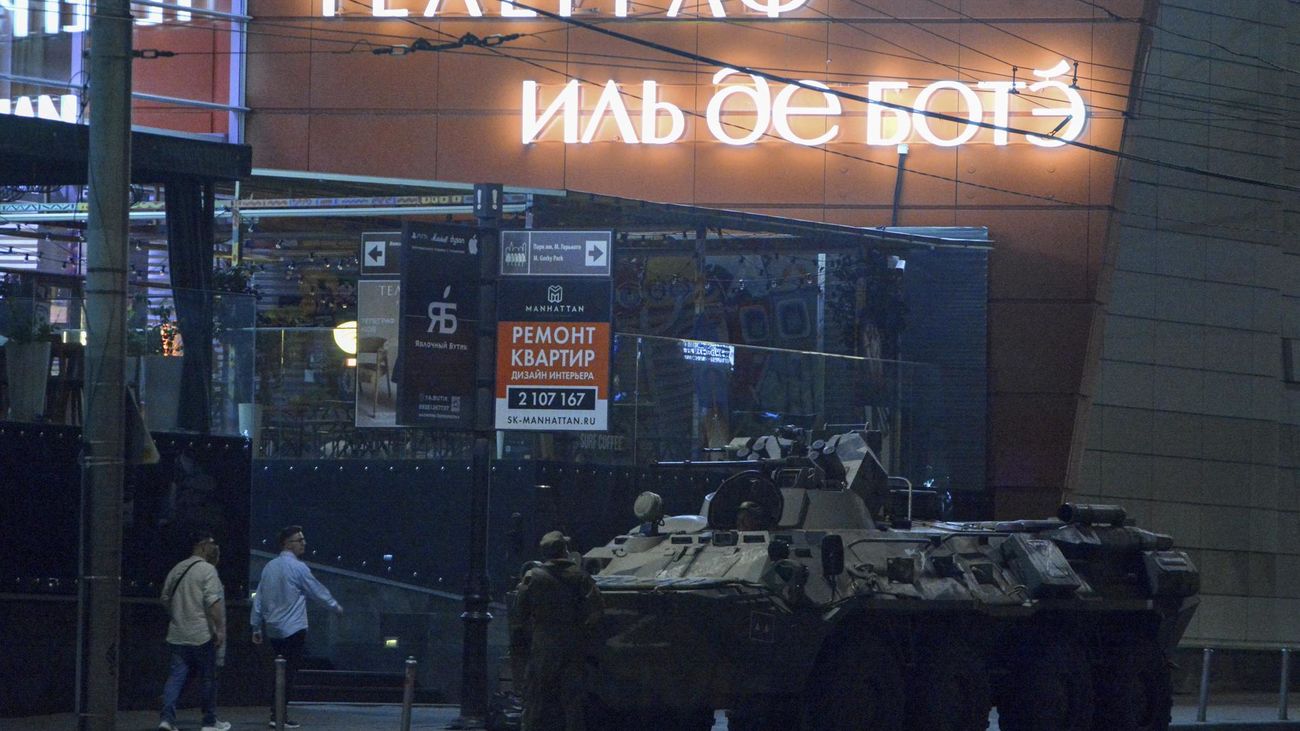 Soldados rusos bloquean una calle en el centro de Rostov-on-Don, en el sur de Rusia, el 24 de junio de 2023. Se desplegaron vehículos blindados y de seguridad después de que el jefe de la compañía militar privada (PMC) Wagner Group, Yevgeny Prigozhin, dijera en un video que sus tropas habían ocupado la edificio de la sede del Distrito Militar Sur