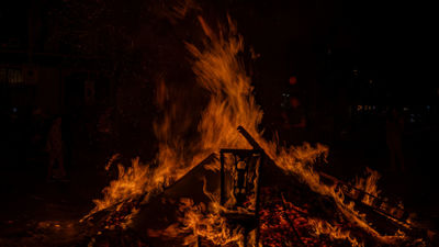 Un muerto al caer en una hoguera en un pueblo de Lérida