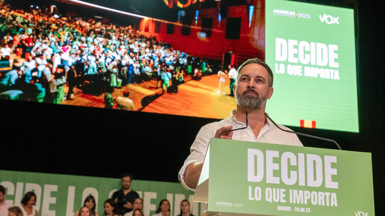 Abascal promete derogar todas las leyes que "dividen y destruyen"
