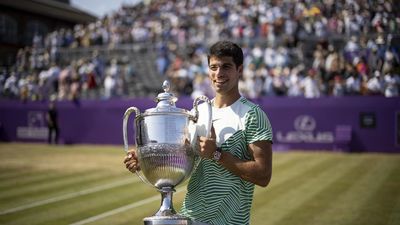 Alcaraz gana en Queen's y recupera el número uno del mundo
