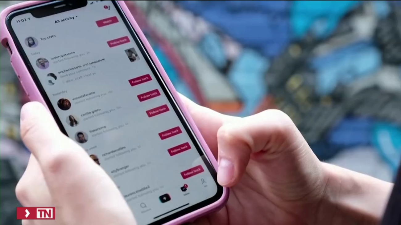 Detenida una 'influencer' por abusar de una amiga dormida y publicarlo en una red social