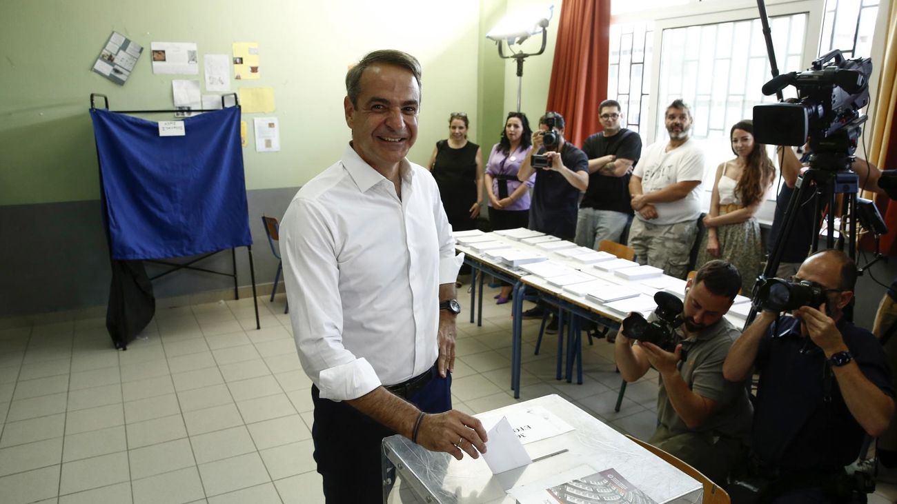 El conservador Mitsotakis alcanza la mayoría absoluta en Grecia, según primeras encuestas