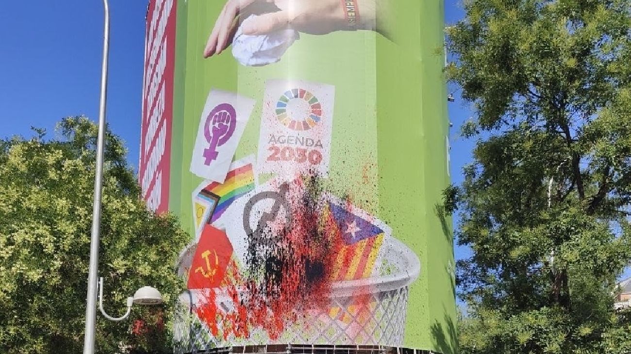 Futuro Vegetal mancha con pintura la lona de Vox en la que tiran a la basura la bandera LGTBI y otros colectivos