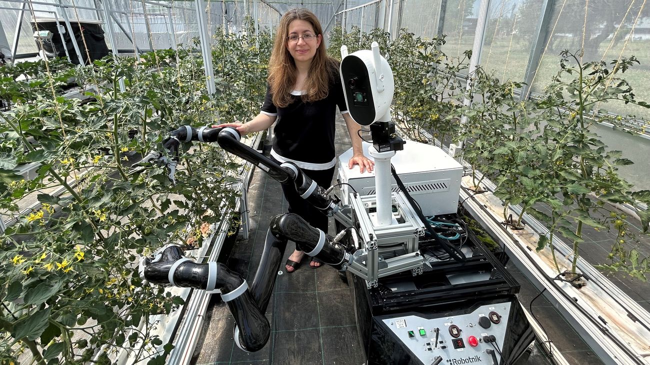 El robot y la investigadora Roemi Fernández Saavedra