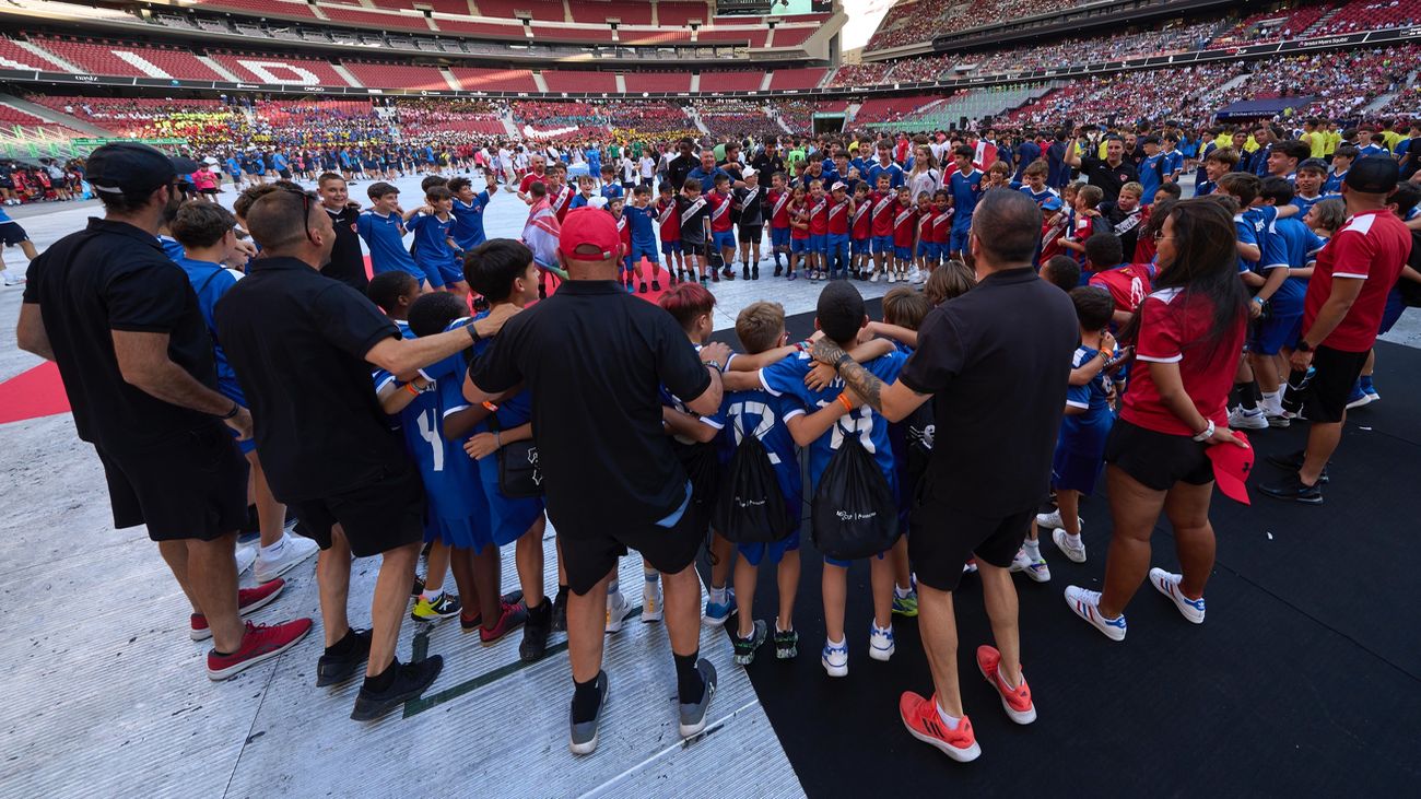 El Metropolitano rinde homenaje a los participantes de la Madcup 2023