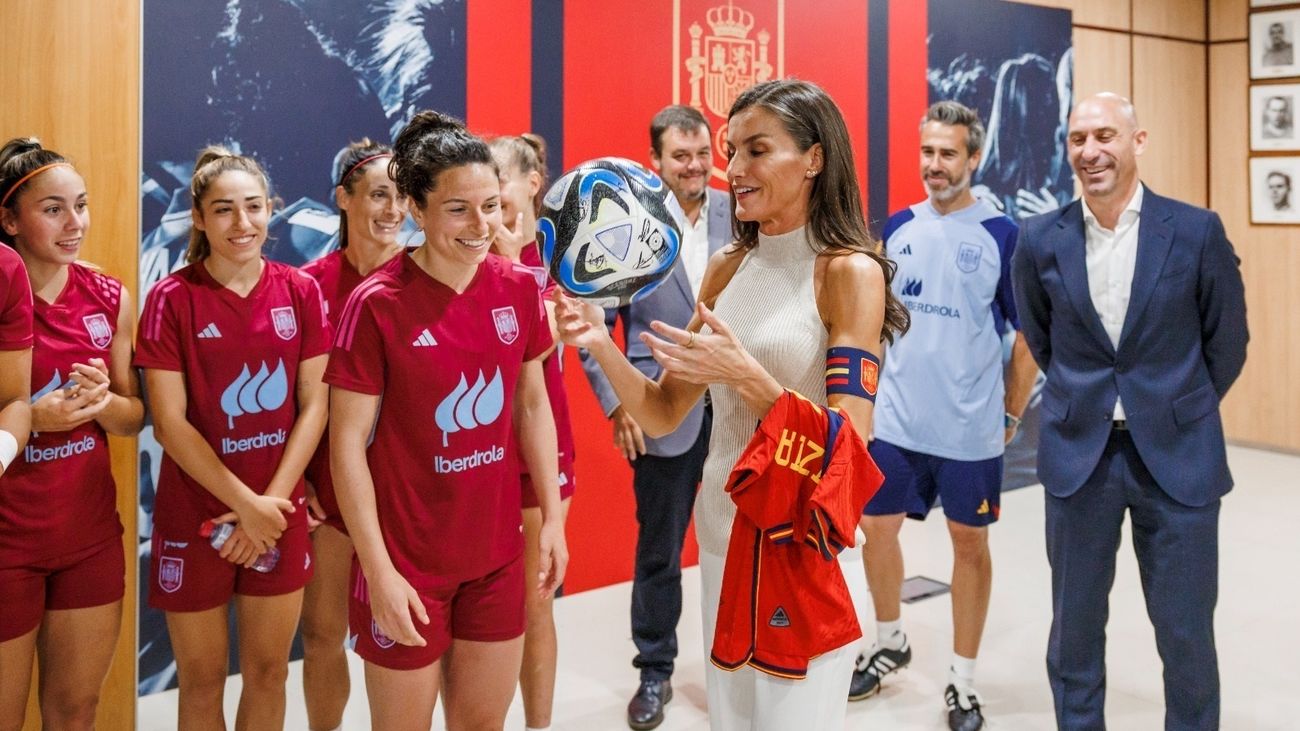 La reina Letizia visita a la Selección femenina de fútbol en Las Rozas