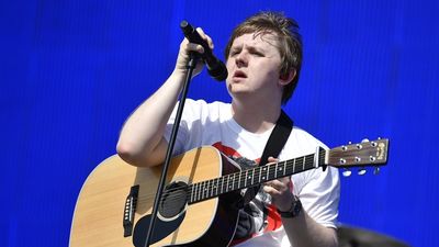 Lewis Capaldi anuncia su retirada temporal por el síndrome de Tourette