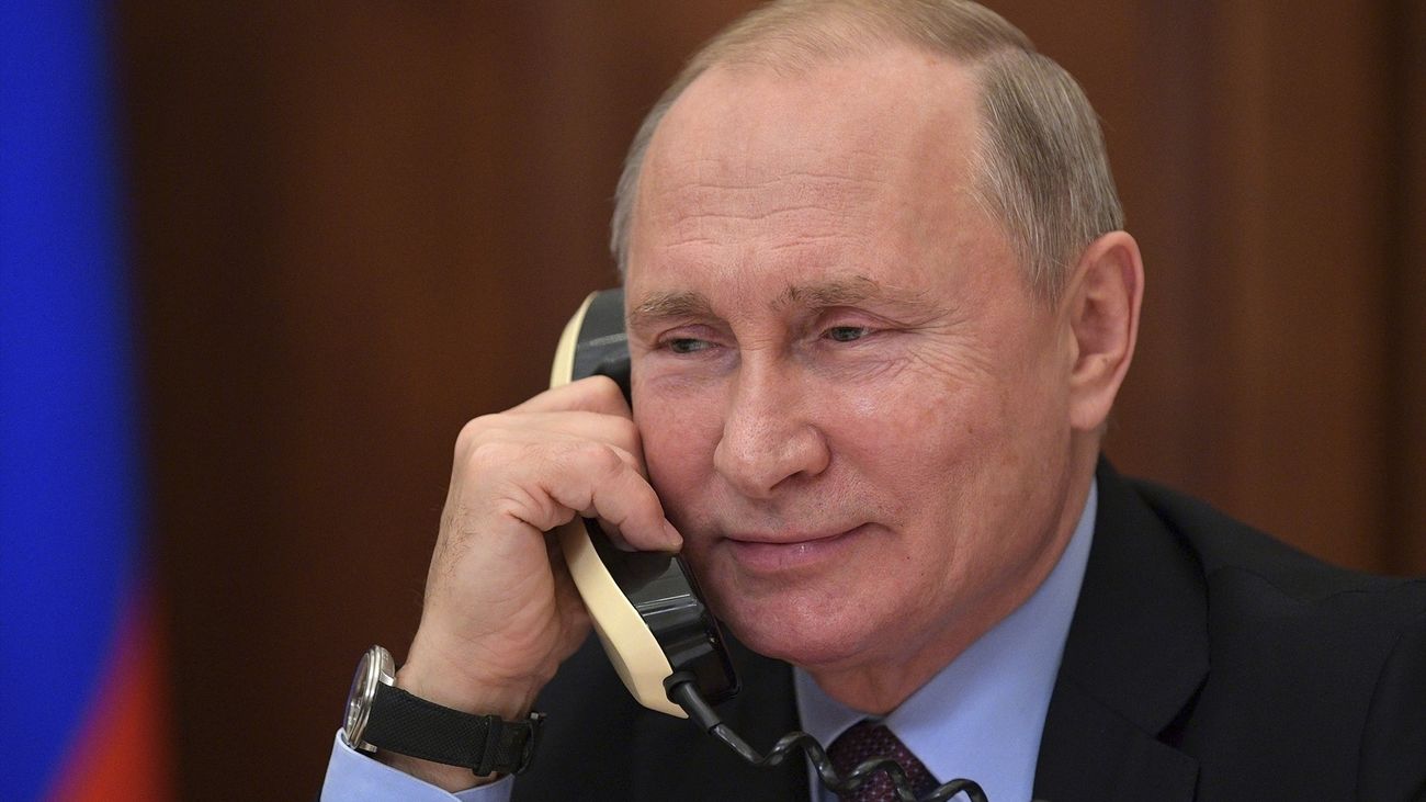 El presidente ruso, Vladimir Putin, al teléfono
