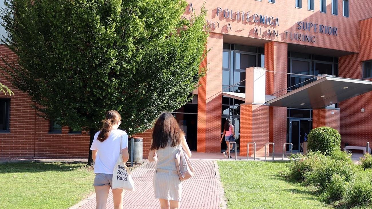 Mujeres en el campus de la Universidad Autónoma de Madrid