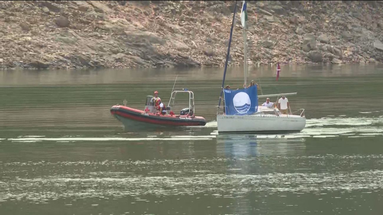 La bandera azul ya está en la playa de San Martín de Valdeiglesias