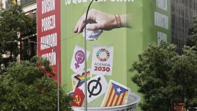 Vox retira la lona en la que tira a la papelera la bandera LGTBI y  de otros colectivos