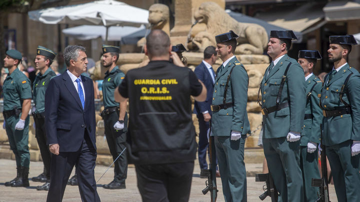 El director general de la Guardia Civil, Leonardo Marcos  pasa revista mientras preside la toma de posesión del nuevo jefe de la Comandancia en Soria, el teniente coronel Sergio Peñarroya, en la plaza mayor de Soria este lunes