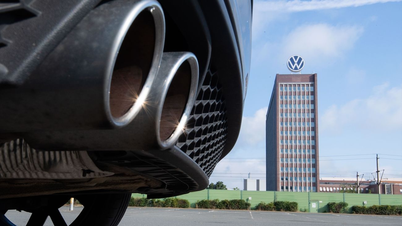 Escapes de un vehículo frente a la fábrica de Volskwagen en Wolfsburgo, Alemania